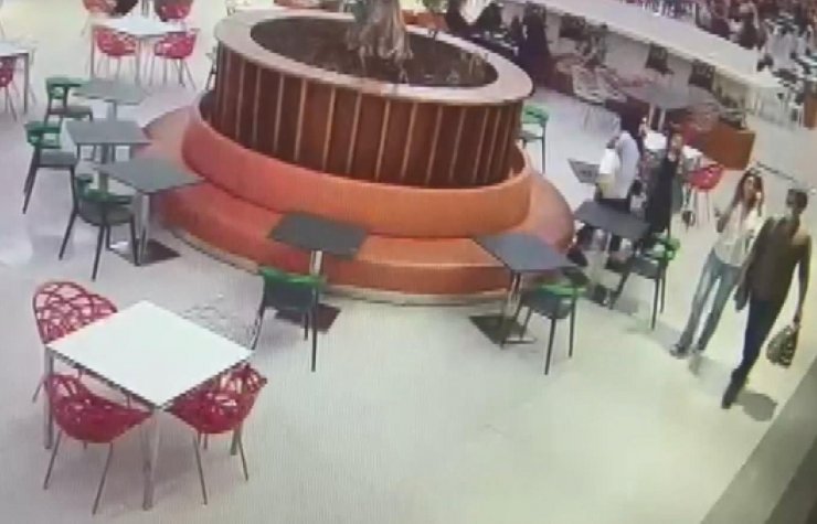 AVM'deki cep telefonu hırsızı kamerada