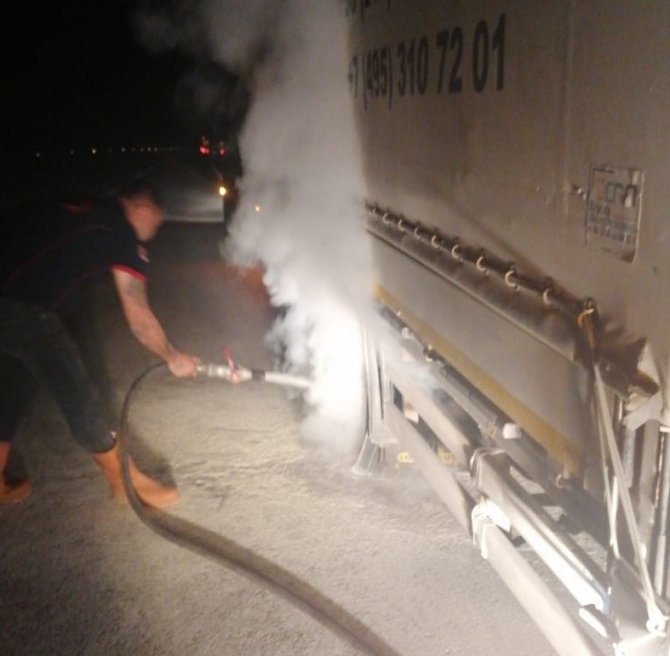 Balataları ısınan kamyon alev aldı