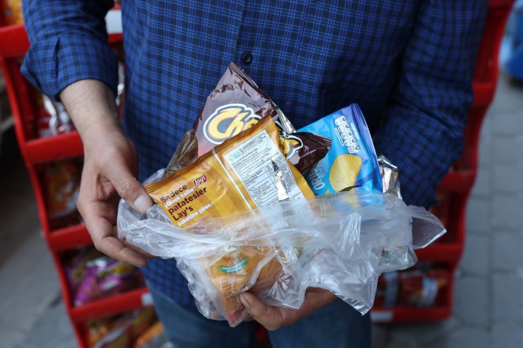 Cips hırsızı karga mahallelinin maskotu oldu 