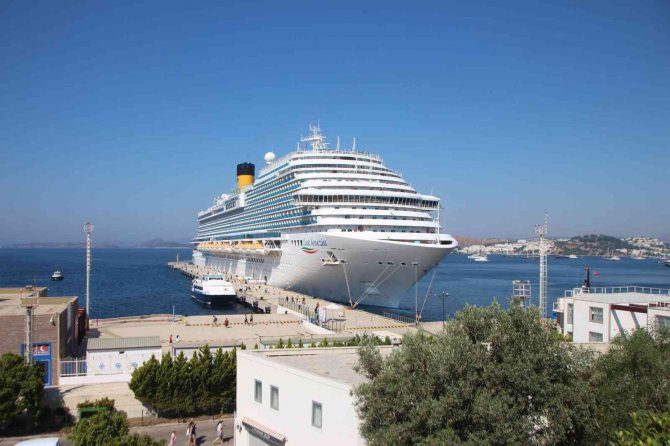 Dev gemiye bakan bir daha baktı