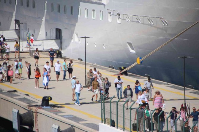 Dev gemiye bakan bir daha baktı