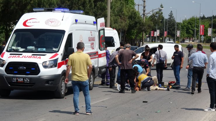 Elektrikli motosiklet, minibüse çarptı: Kasksız sürücü dahil 3 yaralı