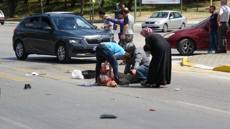 Elektrikli motosiklet, minibüse çarptı: Kasksız sürücü dahil 3 yaralı