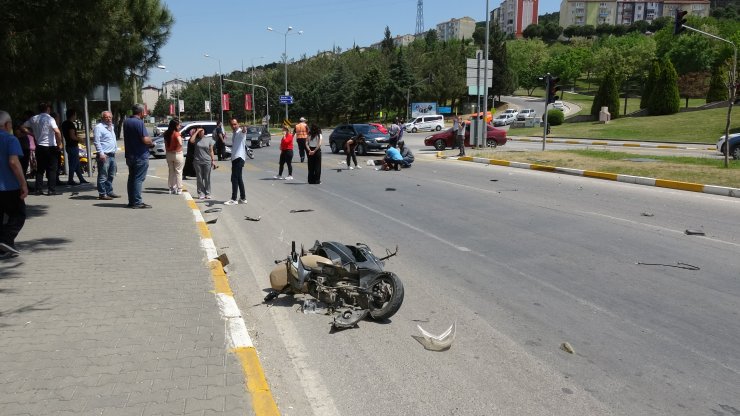 Elektrikli motosiklet, minibüse çarptı: Kasksız sürücü dahil 3 yaralı