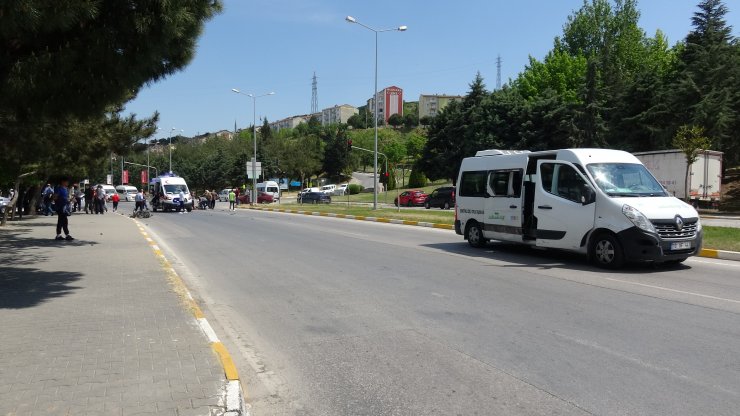 Elektrikli motosiklet, minibüse çarptı: Kasksız sürücü dahil 3 yaralı