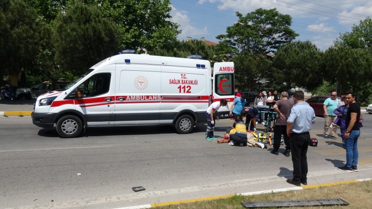 Elektrikli motosiklet, minibüse çarptı: Kasksız sürücü dahil 3 yaralı