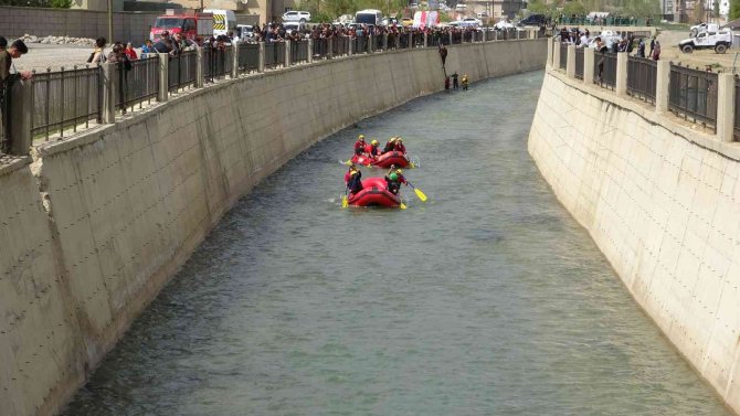 Eskiden kötü koku ve çöpten geçilmeyen derede rafting heyecanı