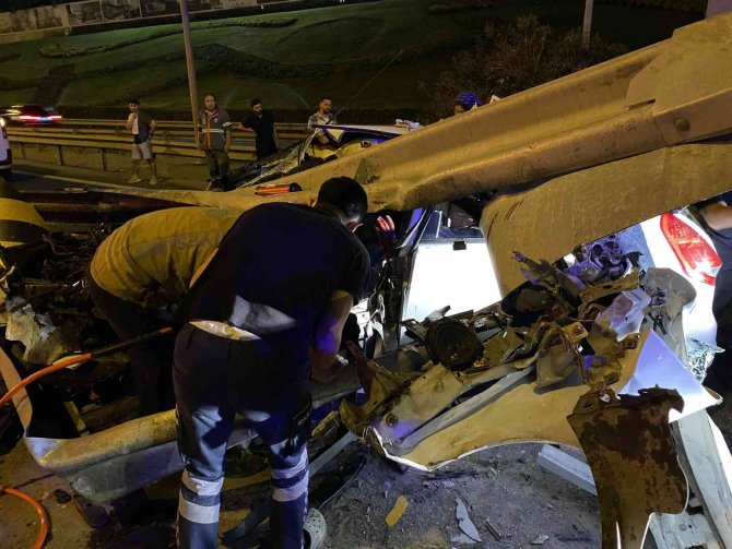 Feci kaza: Bariyerlere ok gibi saplandı