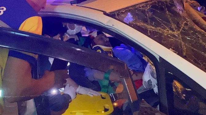 Feci kaza: Bariyerlere ok gibi saplandı