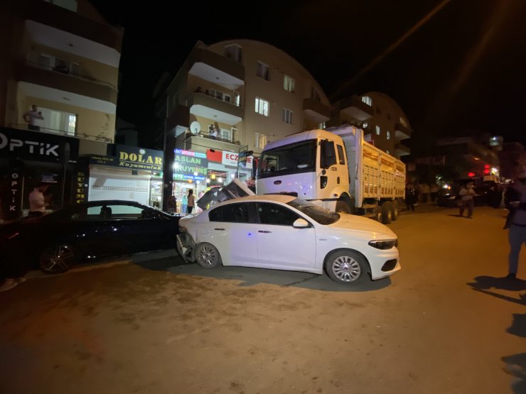 Freni boşalan kamyonun 9 araca çarptı