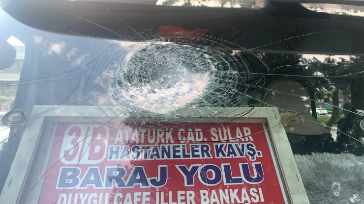 Hat kavgasında minibüslerin camları kırıldı