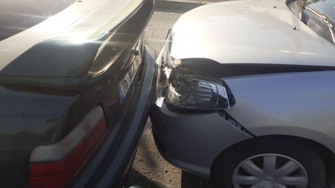 İki otomobil çarpıştı, anne ve çocuğu yaralandı