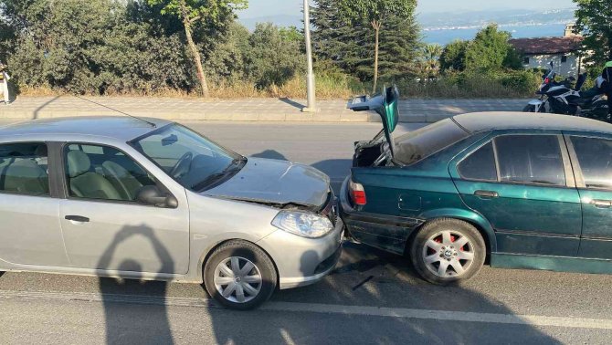 İki otomobil çarpıştı, anne ve çocuğu yaralandı