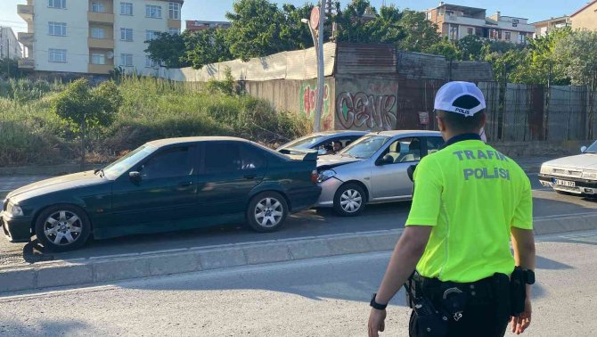 İki otomobil çarpıştı, anne ve çocuğu yaralandı