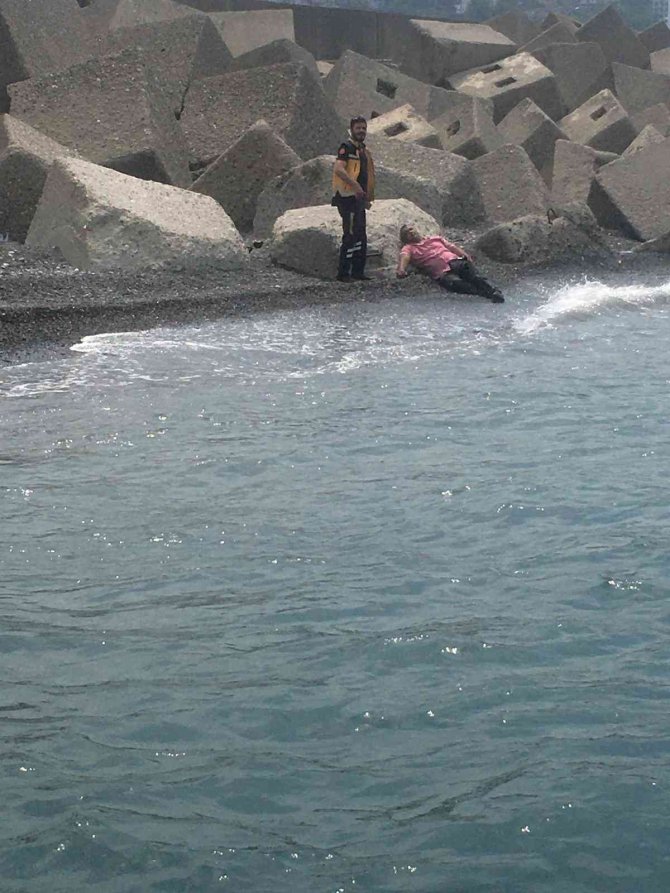 ‘İntihar edeceğim’ dedi, sahilde yatarken bulundu