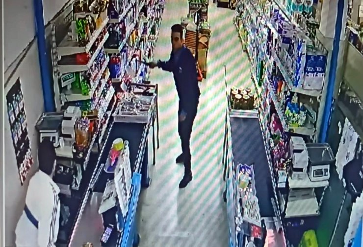 Kasiyer, bıçaklı soyguncuyu satırla engelledi