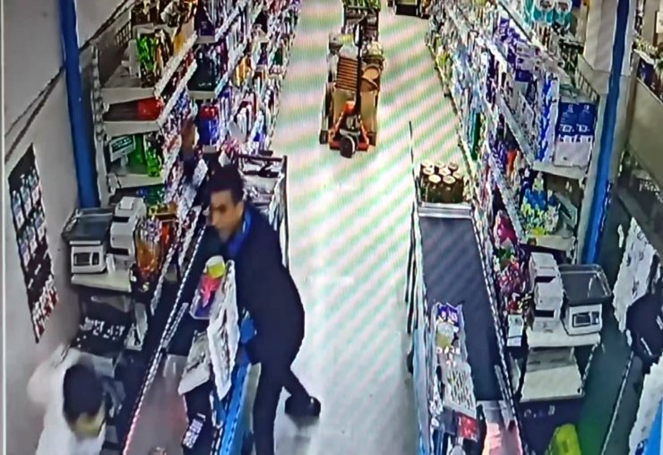 Kasiyer, bıçaklı soyguncuyu satırla engelledi