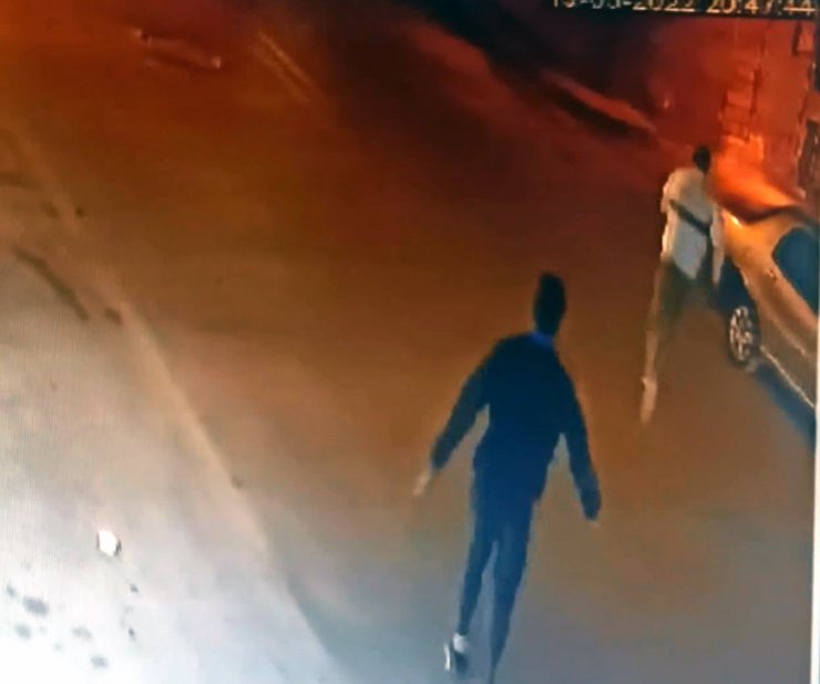 Kasiyer, bıçaklı soyguncuyu satırla engelledi