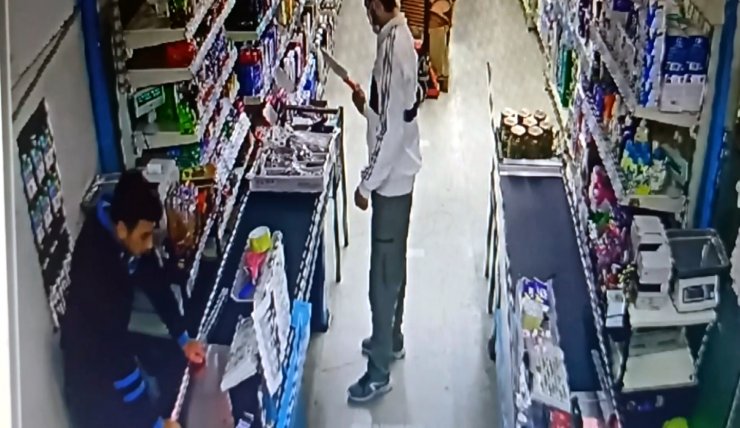 Kasiyer, bıçaklı soyguncuyu satırla engelledi