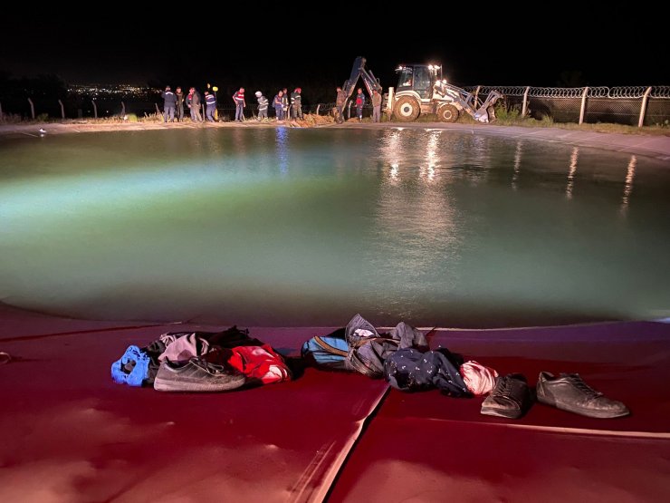 Kayıp iki çocuğun eşyaları gölet kenarında bulundu