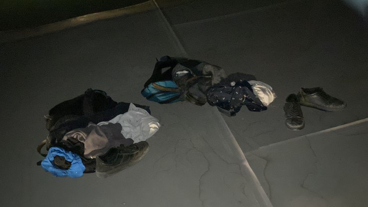 Kayıp iki çocuğun eşyaları gölet kenarında bulundu