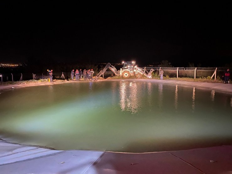 Kayıp iki çocuğun eşyaları gölet kenarında bulundu