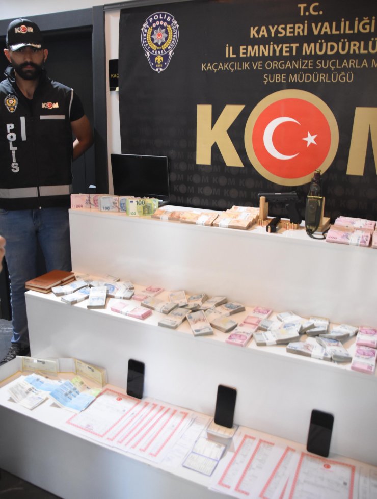 Otomobil alım satım dolandırıcılığı yaptığı iddiasıyla baba ve 3 oğluna gözaltı