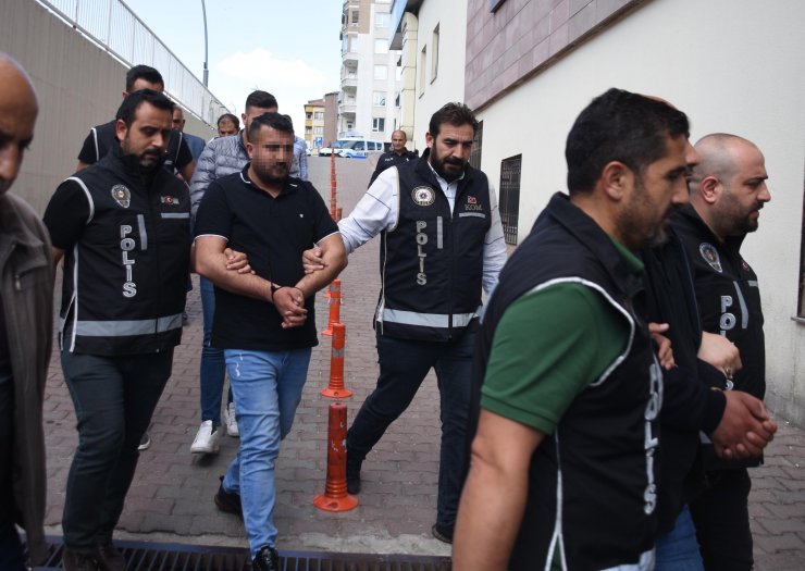 Otomobil alım satım dolandırıcılığı yaptığı iddiasıyla baba ve 3 oğluna gözaltı