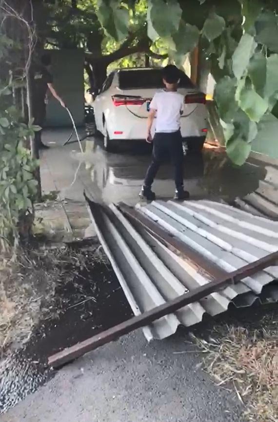 Otomobil, kahvehanenin bahçesinde oturanlara çarptı: 2 yaralı