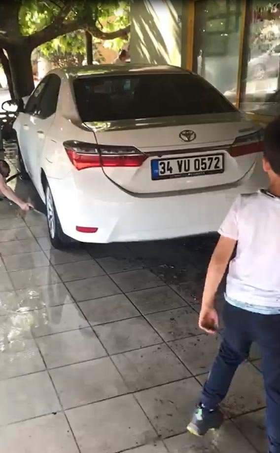 Otomobil, kahvehanenin bahçesinde oturanlara çarptı: 2 yaralı