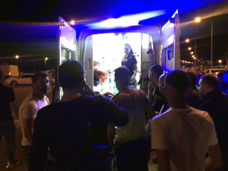 Otomobil yayalara çarptı: 8 yaralı