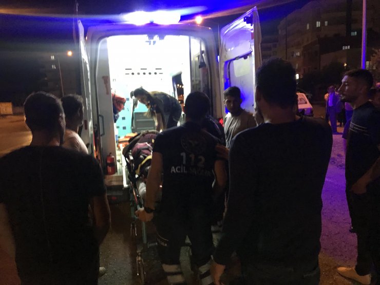 Otomobil yayalara çarptı: 8 yaralı