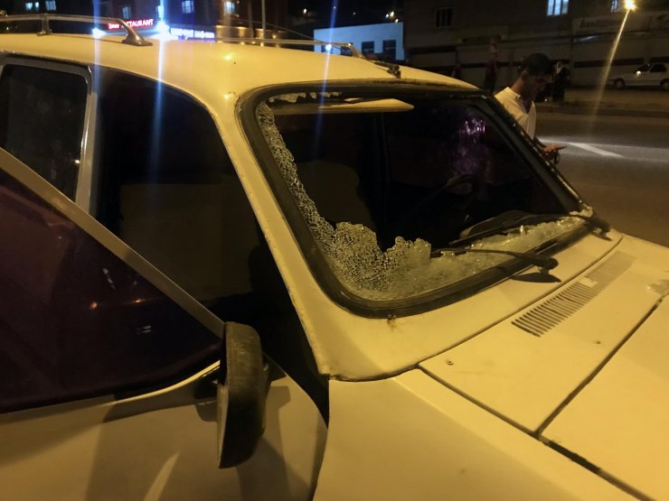 Otomobil yayalara çarptı: 8 yaralı