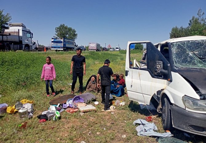 Şanlıurfa’da tarım işçilerini taşıyan minibüs devrildi: 5 yaralı
