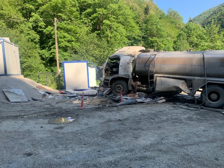 Su tankeri güvenlik kulübesinin üzerine devrildi: 1 ölü, 3 yaralı