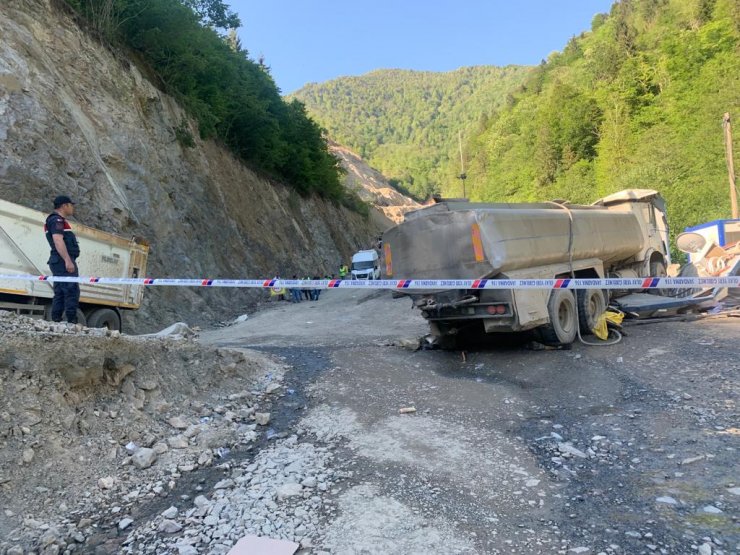 Su tankeri güvenlik kulübesinin üzerine devrildi: 1 ölü, 3 yaralı