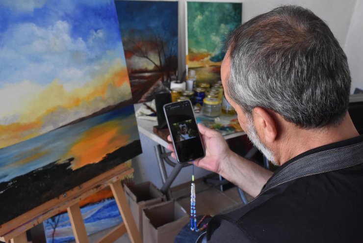 Tablolarının geliriyle hasta çocuklara destek oluyor