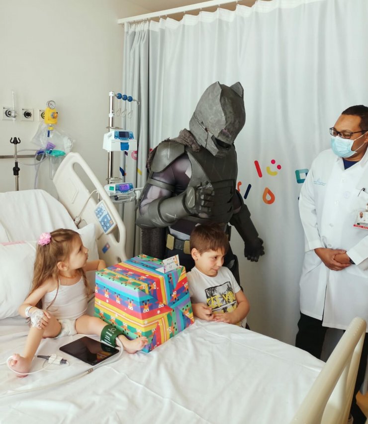 Tablolarının geliriyle hasta çocuklara destek oluyor