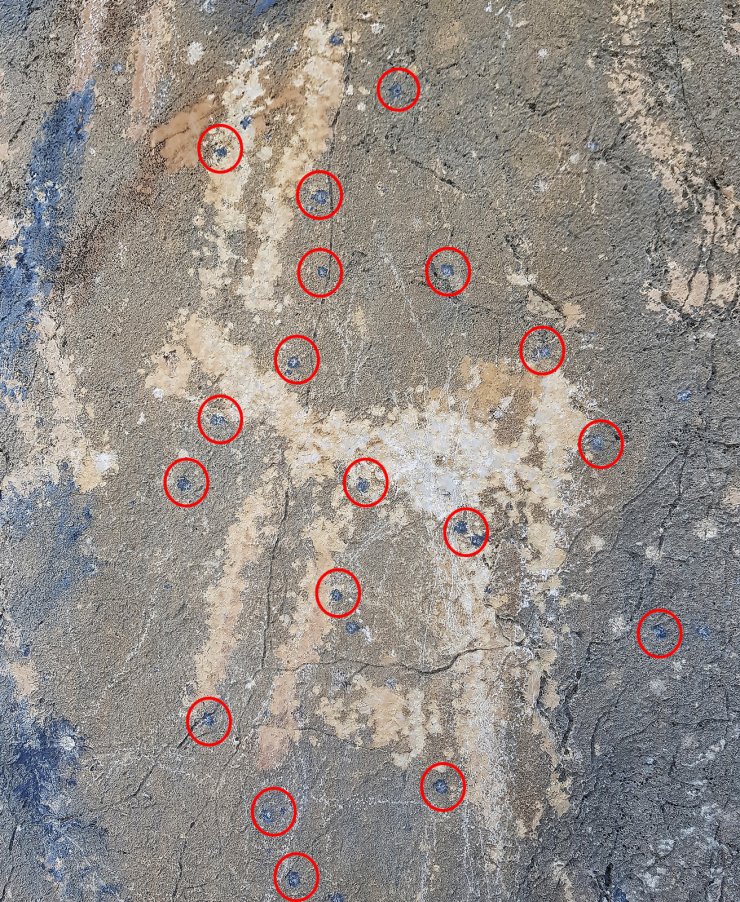 Tarihi kaya resimlerinde saçma delikleri