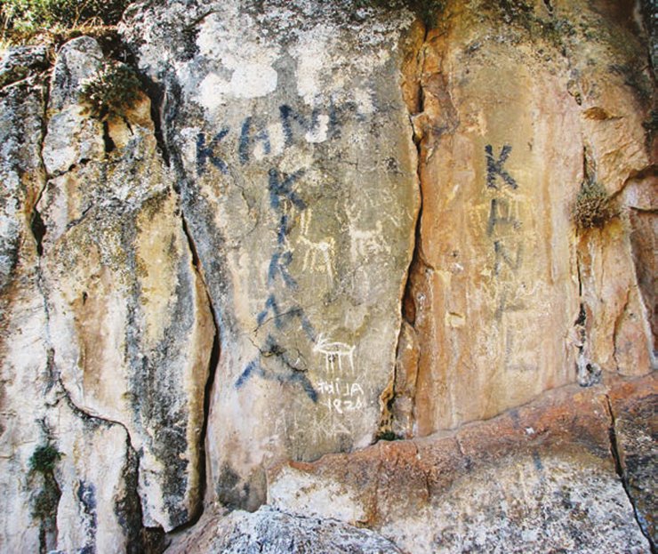 Tarihi kaya resimlerinde saçma delikleri