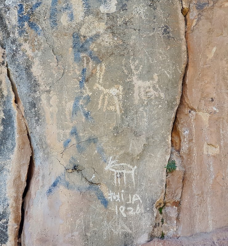 Tarihi kaya resimlerinde saçma delikleri