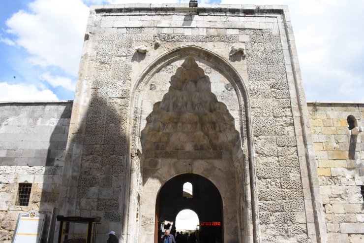 Tarihi medresenin eyvan kemerinde 'mala' unutuldu