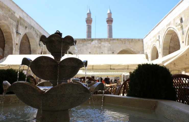 Tarihi medresenin eyvan kemerinde 'mala' unutuldu