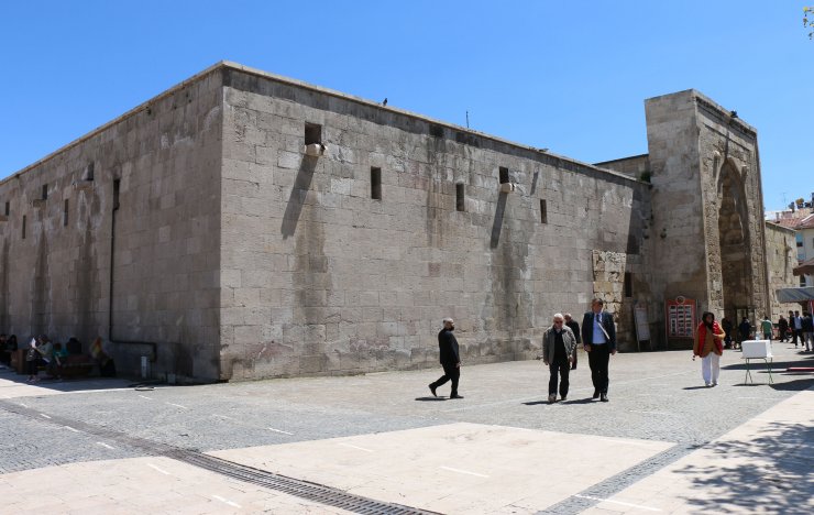 Tarihi medresenin eyvan kemerinde 'mala' unutuldu