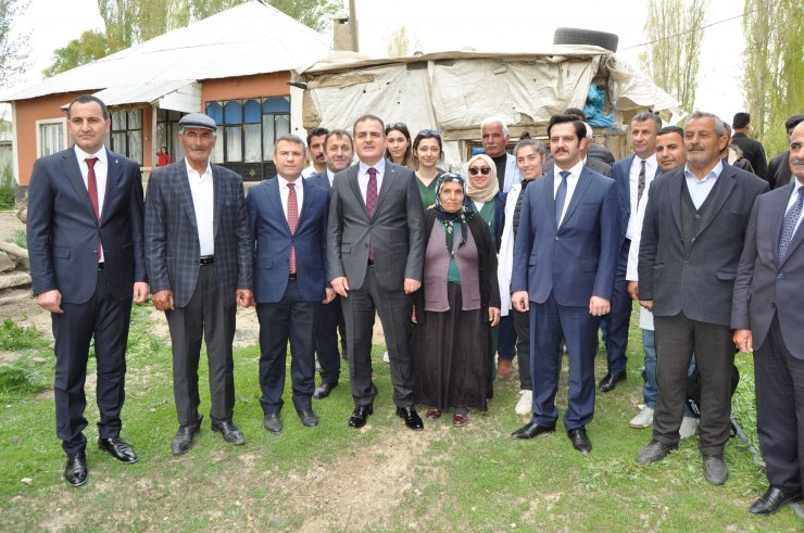 Tek geçim kaynağı ineği ölmüştü; Vali inek ve buzağı hibe etti