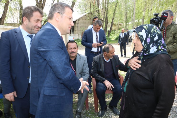 Tek geçim kaynağı ineği ölmüştü; Vali inek ve buzağı hibe etti