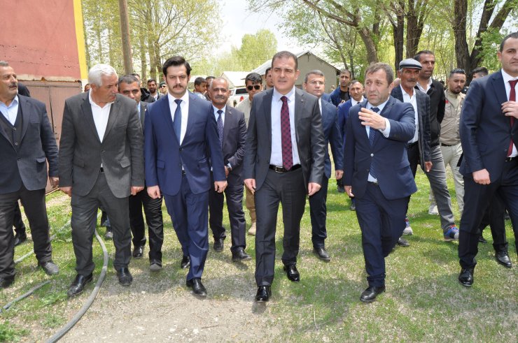 Tek geçim kaynağı ineği ölmüştü; Vali inek ve buzağı hibe etti