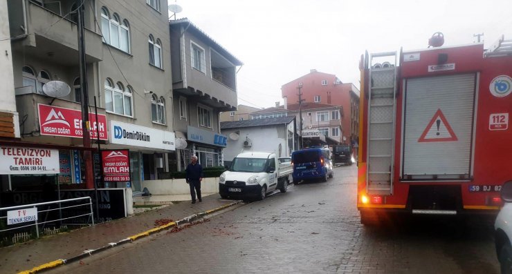 Tekirdağ’da sağanak; bina çatısına yıldırım düştü