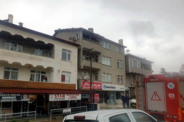 Tekirdağ’da sağanak; bina çatısına yıldırım düştü