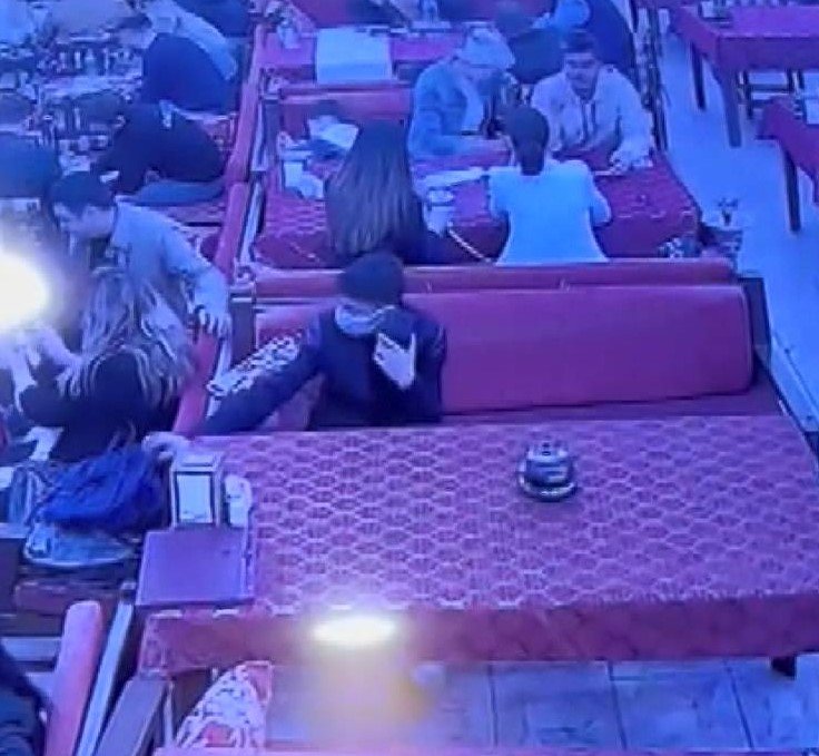 Telefonla konuşuyor gibi yapıp yandaki çantayı çaldı